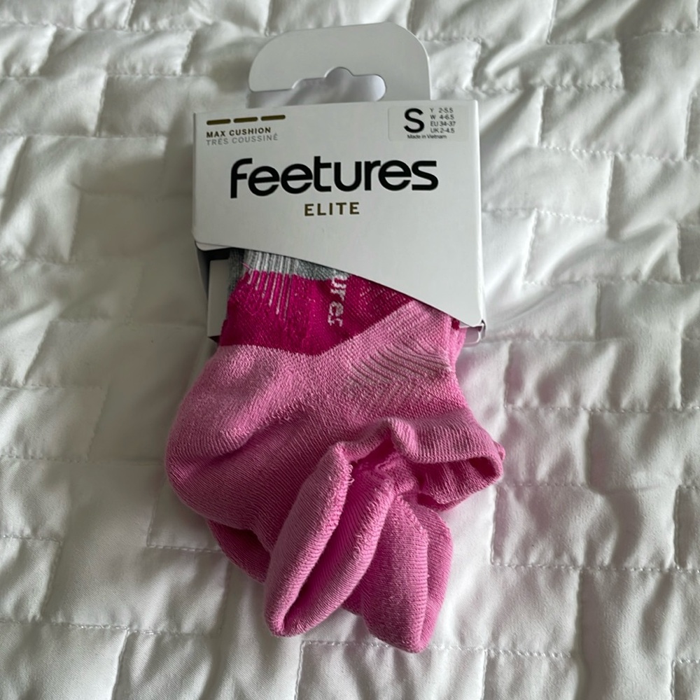 Brand New Feetures Max Cushion Elite Socks